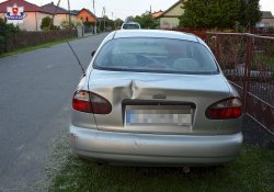 uszkodzony pojazd stojący na ulicy