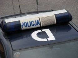 napis POLICJA widoczny na radiowozie