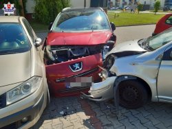 trzy rozbite pojazdy stojące obok siebie