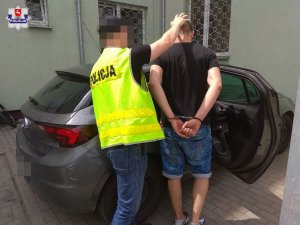 policjant doprowadza 26-latka
