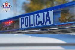 napis Policja widoczny na radiowozie