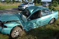 miejsce wypadku. Uszkodzony samochód