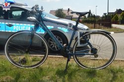 rower stojący przed radiowozem