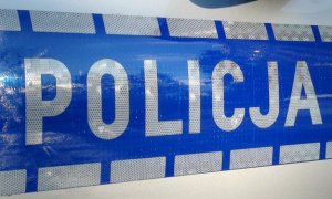 fragment radiowozu z widocznym napisem policja