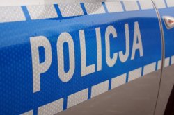 fragment radiowozu z widocznym napisem POLICJA