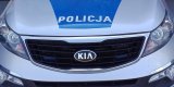 zdjęcie stojącego przodem radiowozu z widocznym napisem Policja