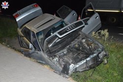 uszkodzony samochód leżący na dachu