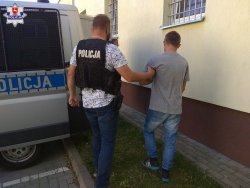 policjant doprowadza zatrzymanego