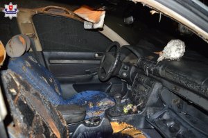 wnętrze spalonego auta