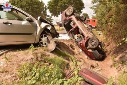 dwa uszkodzone pojazdy