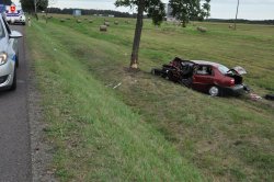 miejsce wypadku, uszkodzony samochód