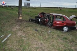 uszkodzone daewoo znajdujące się poza drogą