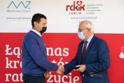 policjant otrzymujący odznaczenie