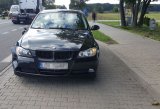 uszkodzone BMW stoi w zatoczce