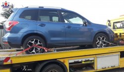 samochód stojący na lewecie