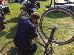 policjant znakujący rower