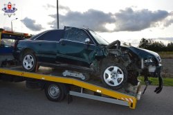 uszkodzone audi stojące na lawecie