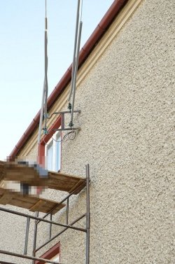 fragment budynku oraz rusztowania