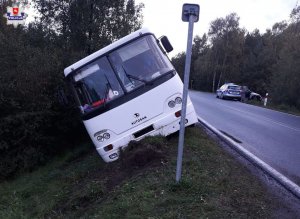 miejsce kolizji autokar stoi na poboczu