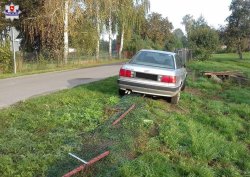 uszkodzone audi stojące na poboczu