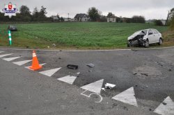 miejsce wypadku. Skoda stojąca na poboczu drogi