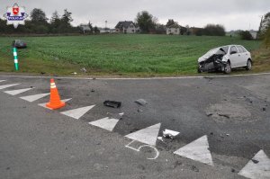 miejsce wypadku. Skoda stojąca na poboczu drogi