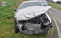 uszkodzona skoda stojąca na poboczu