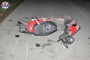 uszkodzony motorower leżący na ulicy