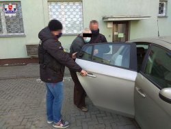 65-latek doprowadzany przez policjantów