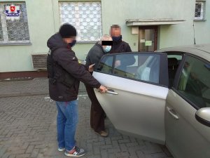 65-latek doprowadzany przez policjantów