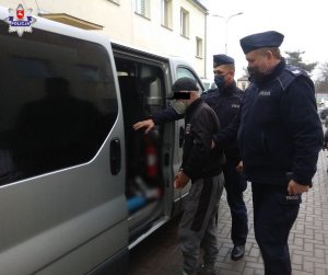 54-latek doprowadzany przez funkcjonariuszy