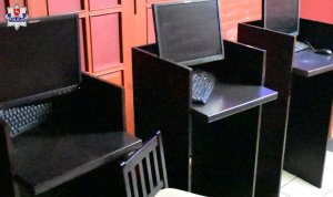 trzy stanowiska komputerowe