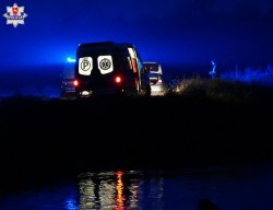 miejsce zdarzenia. Widać karetkę oraz fragment radiowozu