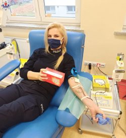 funkcjonariuszka oddająca krew