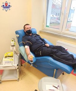 policjant podczas pobierania krwi