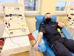 policjant oddający osocze