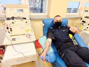 policjant oddający osocze