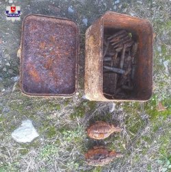 odnaleziona amunicja znajdująca się w skrzynce oraz dwa granaty ręczne