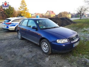 samochód którym podróżował 41-latek stojący na poboczu