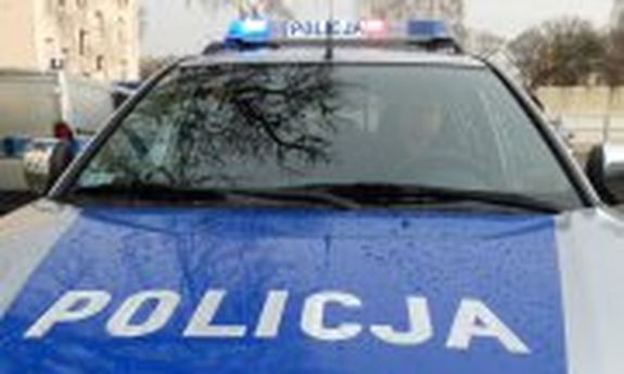 przód radiowozu z widocznym napisem policja