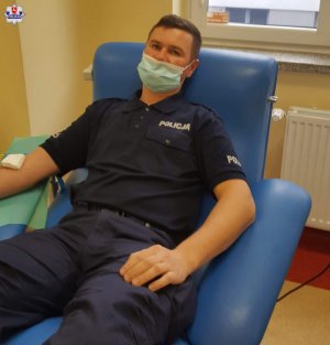 policjant podczas oddawania krwi