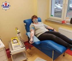 pracownik Miejskiego Ośrodka Pomocy Społecznej podczas oddawani krwi