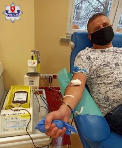 policjant oddaje krew