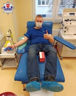 policjant oddający krew