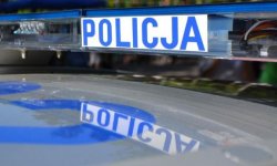 fragment radiowozu z napisem policja