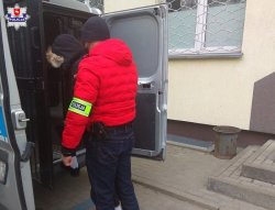 zatrzymany 22-latek doprowadzany przez policjanta