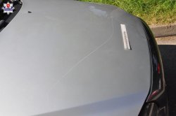 uszkodzona maska samochodu