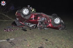 uszkodzony samochód leżący na dachu