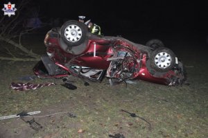 uszkodzony samochód leżący na dachu