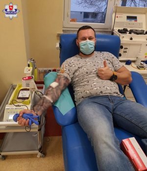 policjant oddający krew